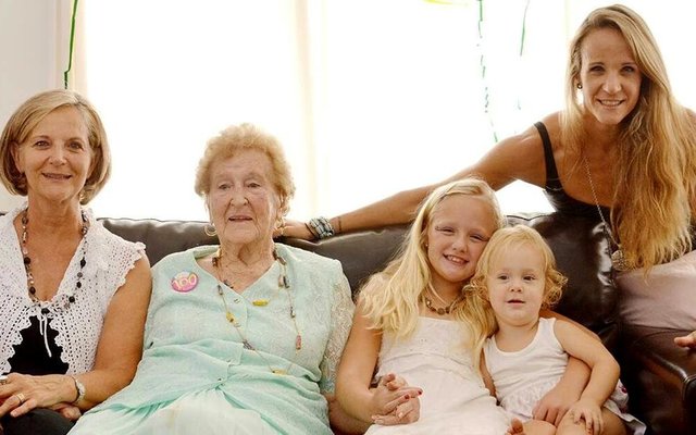  2de van links is ‘n gelukkige Anna Viviers (100) saam met haar dames-nageslag, met vlnr Anita Louw (dogter), Bella en Becky Olivier (agter-kleinkinders) en Suzette Olivier (kleindogter)